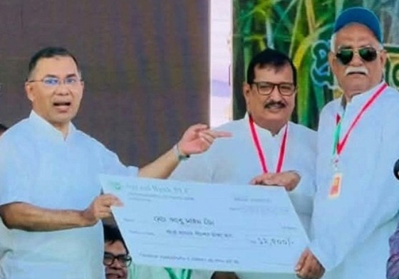 আখচাষির প্রণোদনার চেক গ্রহণ করেন এমপি চাঁদ