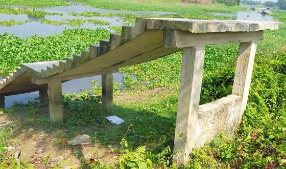 হোমনায় সংযোগহীন পাকা ঘাট আড়াই লাখ টাকার সরকারি বরাদ্দ জলে