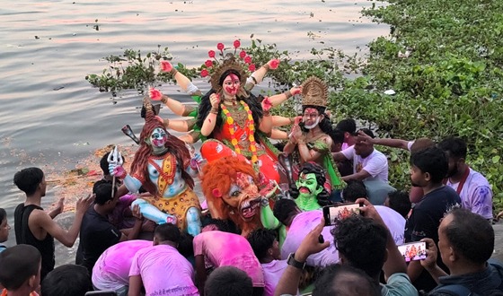 অশ্রুসজল নয়নে দেবী দুর্গাকে বিদায় জানালেন পাহাড়ের ভক্তরা