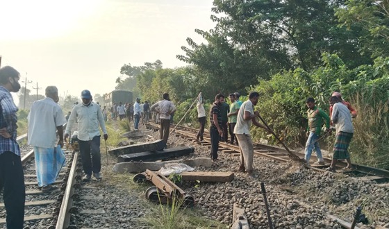 বরখাস্ত রেলওয়ের উপসহকারী প্রকৌশলী উদ্ধার ও কর্ণফুলী কমিউটারের বগি