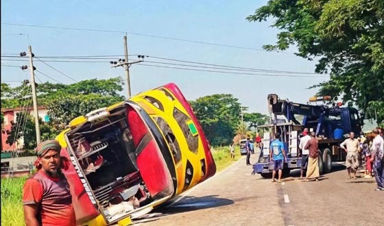 আমতলীতে ইমরান পরিবহনের বাস খাদে, আহত ২৫
