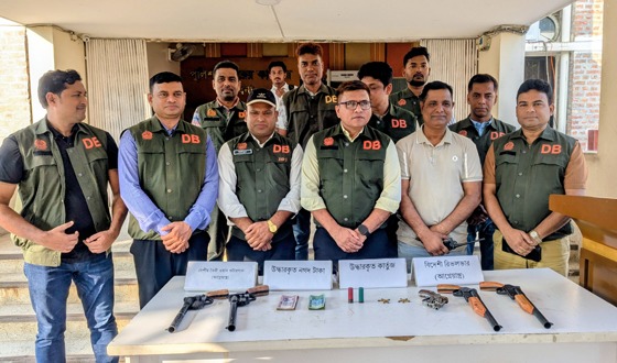 পাবনায় অস্ত্র-গুলি সহ ৪ জন গ্রেপ্তার, অস্ত্র ব্যবসায়ী দাবি পুলিশের