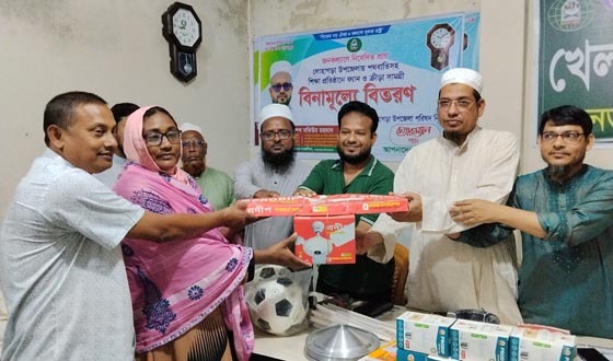 লোহাগড়ায় সড়কবাতি, ফ্যান ও ক্রীড়া সামগ্রী বিতরণ করেন শেখ মতিউর