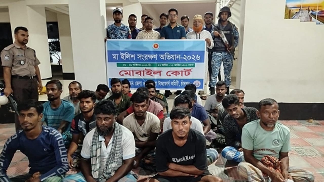 চাঁদপুরে গভীর রাতে মা ইলিশ রক্ষা অভিযান: আটক ২০ জেলে