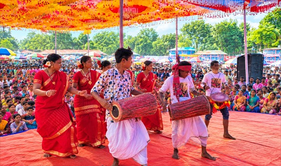 বীরগঞ্জে আদিবাসীদের নিজস্ব সংস্কৃতি ও সমপ্রীতির বন্ধনে মিলনমেলা