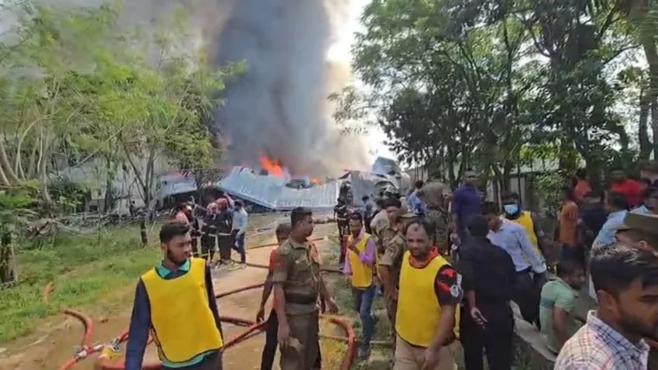 গাজীপুরে ৯ ইউনিটের সাড়ে তিন ঘণ্টার চেষ্টায় নিয়ন্ত্রণে আগুন