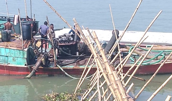 ৩ উপজেলায় অবাধে বালু উত্তোলন চলছে, প্রশাসনের কোনো উদ্যোগ নেই