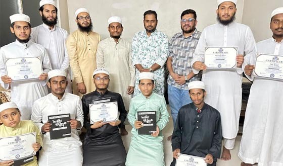 হাফেজ শিক্ষার্থীদের স্পোকেন ইংলিশ কোর্সের সনদ ও বই বিতরণ