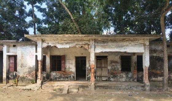 দেলদুয়ারে ঝুঁকিপূর্ণ বেহাল স্কুল ভবন অপসারন দাবি