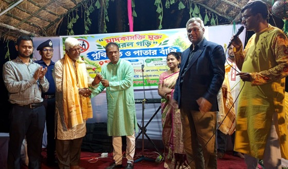 জোৎস্না রাতে উত্তরবঙ্গের বিরলের ধর্মপুর শালবনে পুঁথিপাঠ ও পাতার বাঁশি পরিবেশন