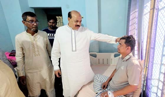 ডেঙ্গু আক্রান্ত পূজা উদযাপন পরিষদ নেতা পাবন কৃষ্ণ দাশের পাশে আসলাম চৌধুরী