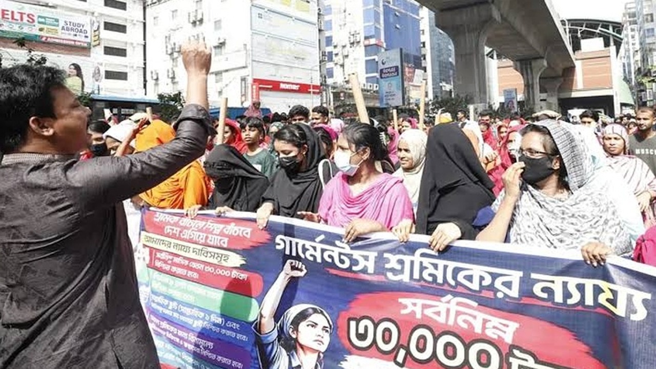 মিরপুর ১০ নম্বর সড়কে পোশাক শ্রমিকদের অবরোধ