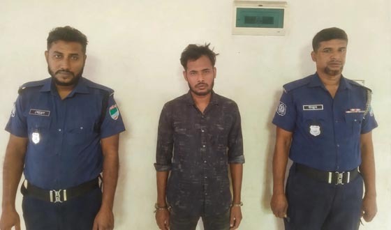 দেবহাটায় ১৬৯ বোতল উইনকেরেক্স মাদকসহ ১জন মাদক ব্যবসায়ী আটক