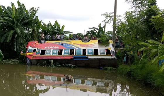 মিনিবাস পরিবহন সাইড দিতে গিয়ে পুকুরে
