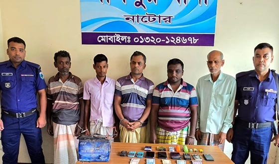 আমবাগানে রাতভর তাসের আসর, পুলিশের হানা লালপুরে গ্রেপ্তার ৫