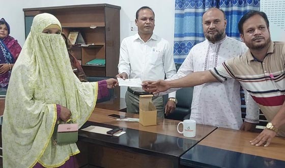নাগেশ্বরীতে সার্ভিসিং এরমেয়াদোত্তীর্ণ গ্রাহকদের চেক প্রদান