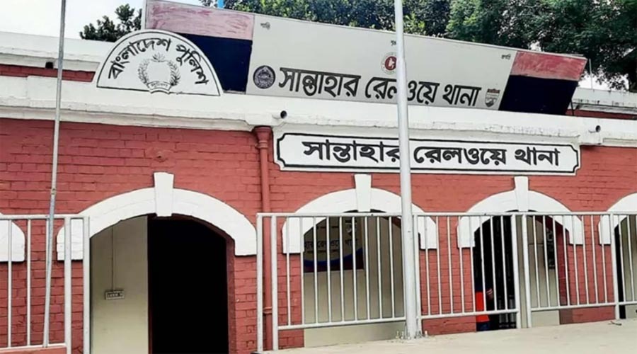 চলন্ত ট্রেনে নারীকে ধর্ষণের অভিযোগ, ৪ পুলিশ প্রত্যাহার