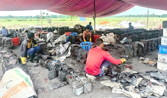 ত্রিশালে ব্যাটারি পুড়িয়ে তৈরি হচ্ছে সিসা, হুমকিতে জনস্বাস্থ্য ও কৃষি
