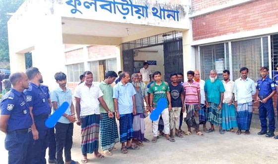 ফুলবাড়িয়ায় জুয়াড়ি ও মাদক কারবারিসহ ১৮ জন পুলিশের জালে