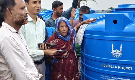 কয়রায় অসহায় পরিবারে বৃষ্টির পানি সংরক্ষণে পানির ট্যাংকি বিতরণ