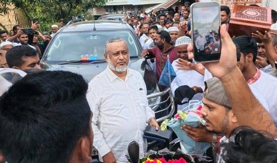 শেকড়ের প্রতি গভীর টানে নিজ গ্রামে ছুটে এসেছেন দুদক চেয়ারম্যান