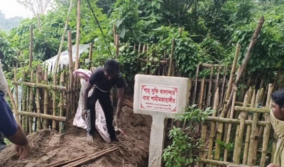 দৌলতপুরে কথিত পীরের কঙ্কাল কবর থেকে উত্তোলন করে মাজারে দাফন