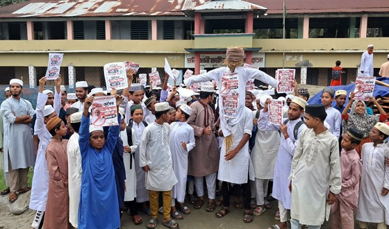 সাবেক অধ্যক্ষের পুনর্নিয়োগের খবরে শিক্ষক-শিক্ষার্থীদের বিক্ষোভ