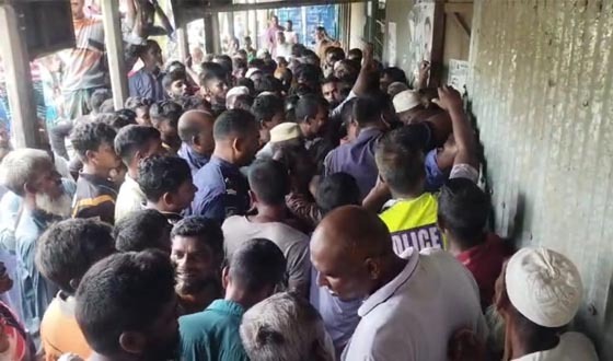 কুড়িগ্রামে সার না পেয়ে কৃষকদের ক্ষোভ, ডিলারের গোডাউনে ভাঙচুর
