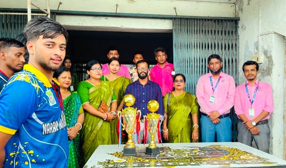 নড়াইল নার্সিং কলেজে ফুটবল টুর্নামেন্টে বিজয়ী দলকে ট্রফি প্রদান