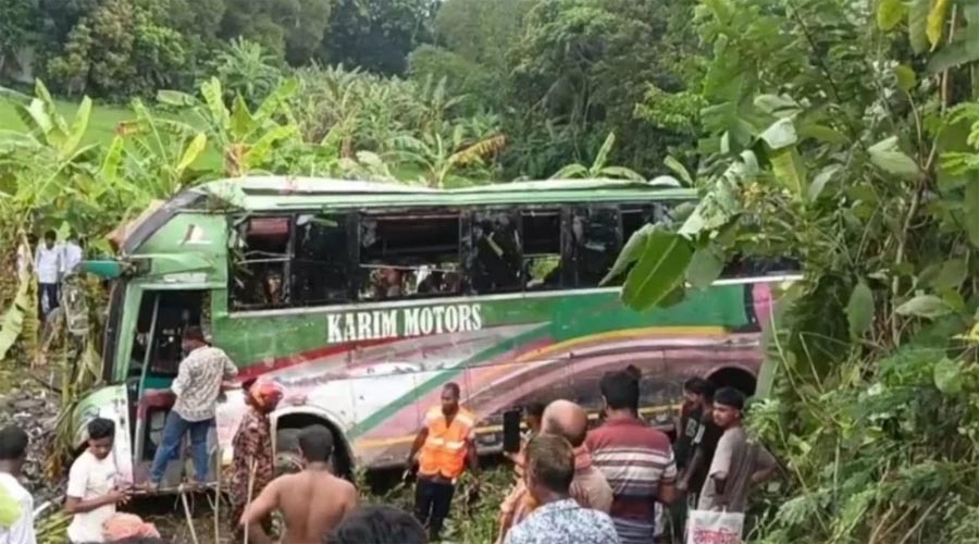 গোপালগঞ্জে বাস খাদে পড়ে নিহত ৩, আহত অন্তত ৩০