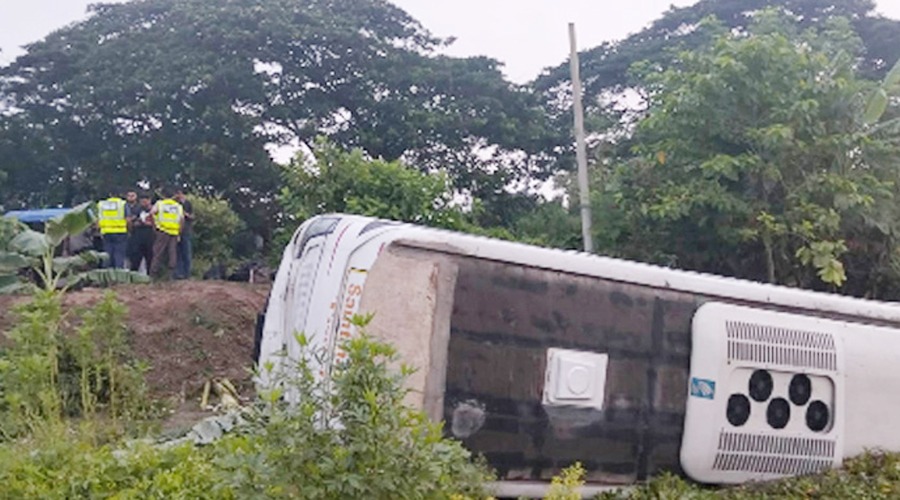 কুমিল্লায় মেডিকেল শিক্ষার্থীদের বাস খাদে পড়ে ২০ জন আহত
