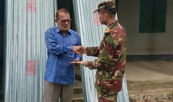 লক্ষ্ণীছড়ি সেনা জোন কর্তৃক ঢেউ টিন ও নগদ অর্থ বিতরণ