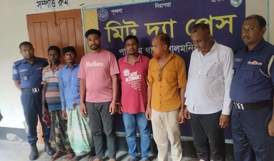 পাটগ্রামে বিজিবি ক্যাম্পে ঢ়ুকে ড্রেজার ছিনতাইয়ের চেষ্টা, আটক ৬