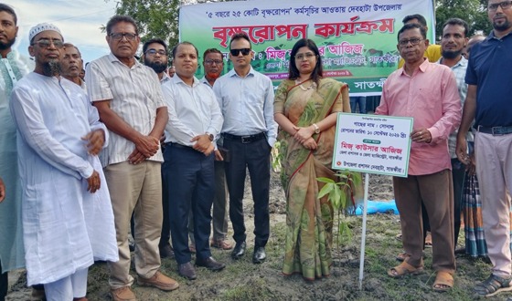 দেবহাটায় নদীর পাশে বৃক্ষরোপন কার্য্যক্রমের উদ্বোধন করলেন জেলা প্রশাসক
