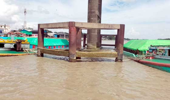 নদীর স্রোতধারা বাধাগ্রস্তের পাশাপাশি আন্ধারমানিক সেতুর নিচে হচ্ছে ঘুর্ণিস্রোত