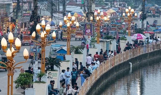 ‘লোটাস লাইটে’ সৌন্দর্য বেড়েছে বরিশাল নগরীর