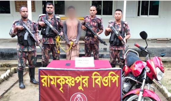 দৌলতপুর সীমান্তে বিজিবির পৃথক অভিযানে মাদকসহ আটক ১