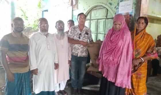 আশাশুনির শ্রীউলায় ভিডব্লিউবি কার্ডের চাউল বিতরণ