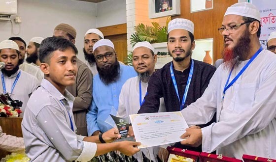 আদর্শ ও নীতি লালন করেই দেশ গড়ার আহ্বান পীর চরমোনাইর