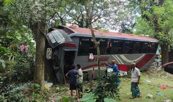 বাবুগঞ্জে দুই বাসের সংঘর্ষ, অল্পের জন্য প্রাণে রক্ষা অর্ধশতাধিক যাত্রী