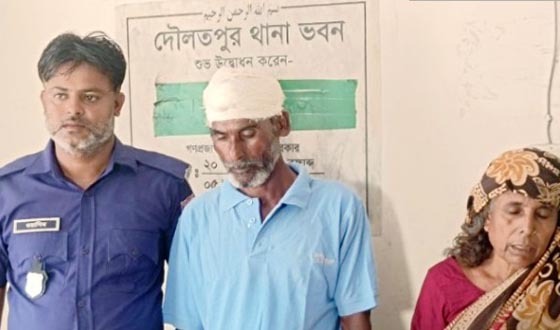 দৌলতপুরে হাসুয়া দিয়ে কুপিয়ে হত্যা,আহত ২, আটক ২