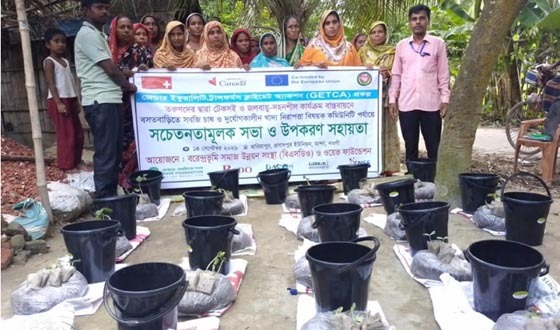 মান্দায় গেটকা প্রকল্পের যুব সদস্যদের সবজি চাষের উপকরণ বিতরণ