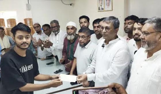 এমপি শেখ মানিক মেধাবী শিক্ষার্থীদের হাতে তুলে দিলেন শিক্ষা অনুদান