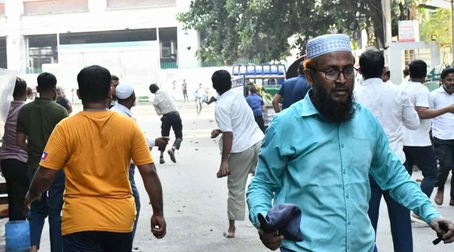 মতিঝিলে ইসলামী ব্যাংকের সামনে দুই পক্ষের সংঘর্ষ, আহত অর্ধশতাধিক
