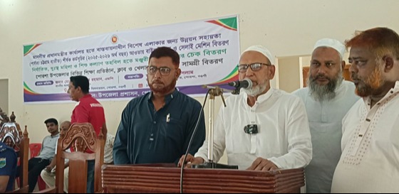 পোরশায় ক্ষুদ্র নৃ-গোষ্ঠীর মাঝে সাইকেল, সেলাই মেশিন ও অনুদানের চেক বিতরণ