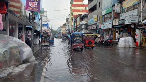 ভাদ্রের শেষে সৈয়দপুরে ভারি বৃষ্টি হাঁটু পানি ব্যস্ততম সড়কে