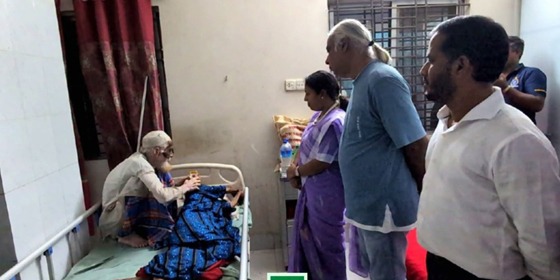 অসহায় বৃদ্ধ দম্পতির পাশে সহায়তার হাত বাড়ালেন