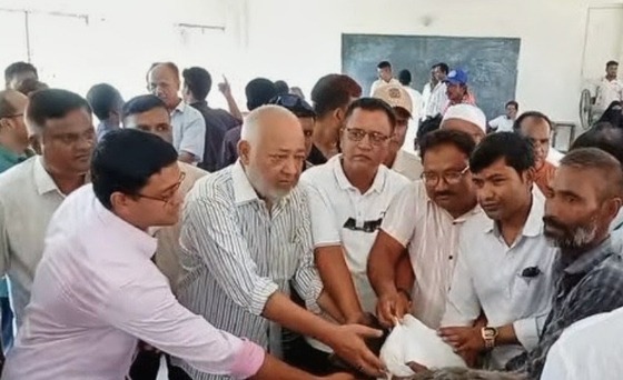 দৌলতপুরের রামকৃষ্ণপুরে বন্যার্তদের মাঝে এমপি বাচ্চু মোল্লার ত্রাণ বিতরণ