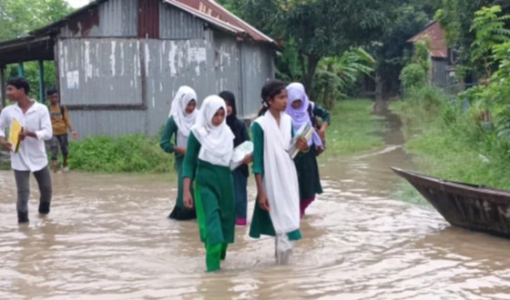 স্কুলেও পানি বাড়িতেও পানি লেখাপড়া করবো কী করে ?