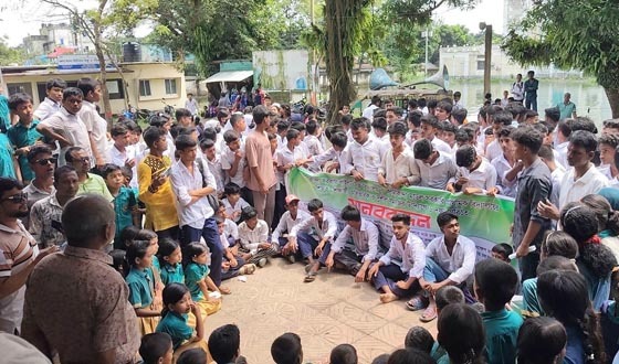 ৬ দফা দাবিতে কলমাকান্দায় শিক্ষার্থী-শিক্ষকদের ইউএনও কার্যালয় ঘেরাও